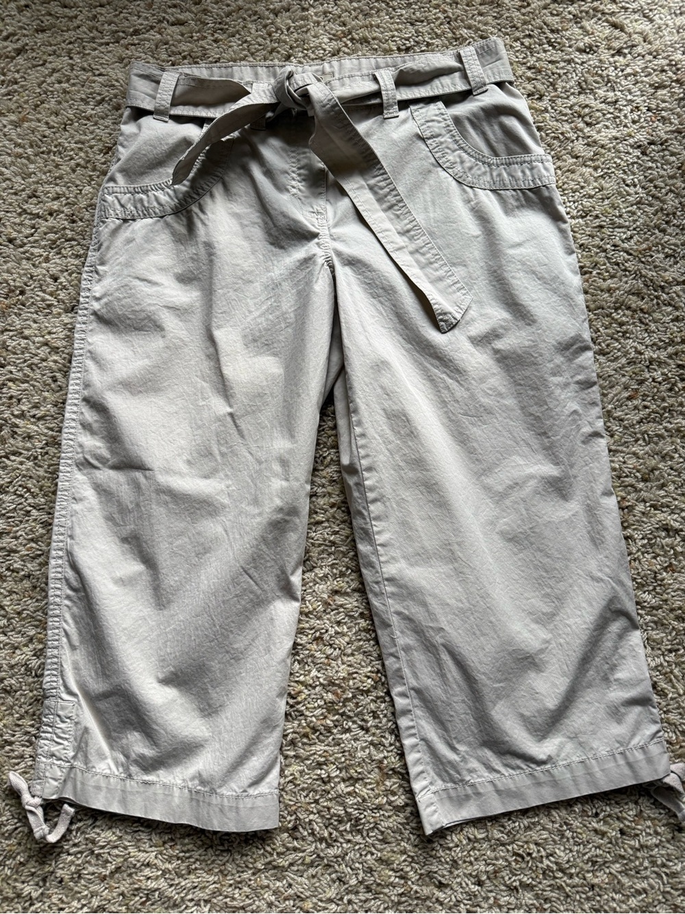 Ladies Izod lightweight 100% cotton khaki Capri size 6